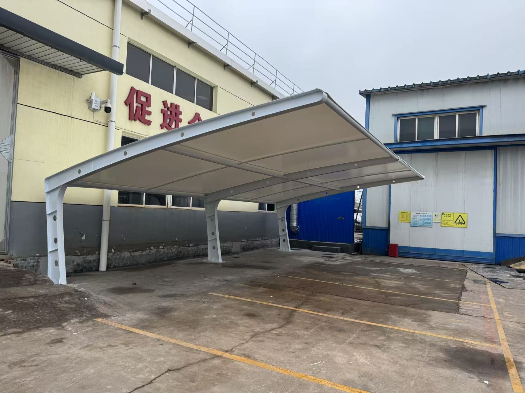 丹东光伏膜车棚案例